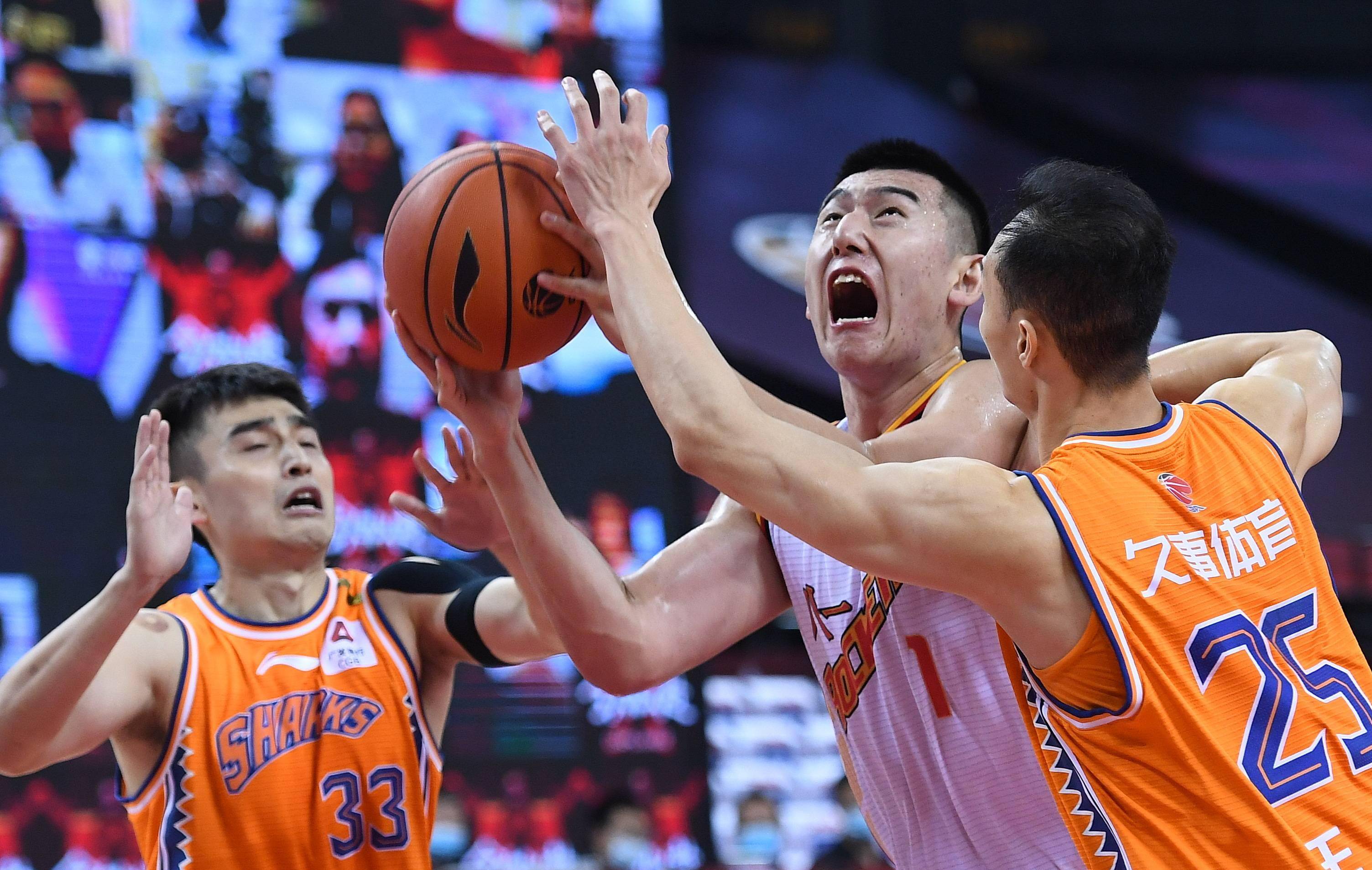 CBA赛事精彩瞬间盘点,年度回顾震撼登场 CBA赛事精彩瞬间盘点,年度回顾震撼登场