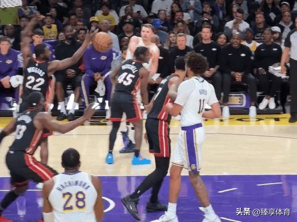 爱游戏在线-热火横扫鹈鹕，米切尔扛起全队