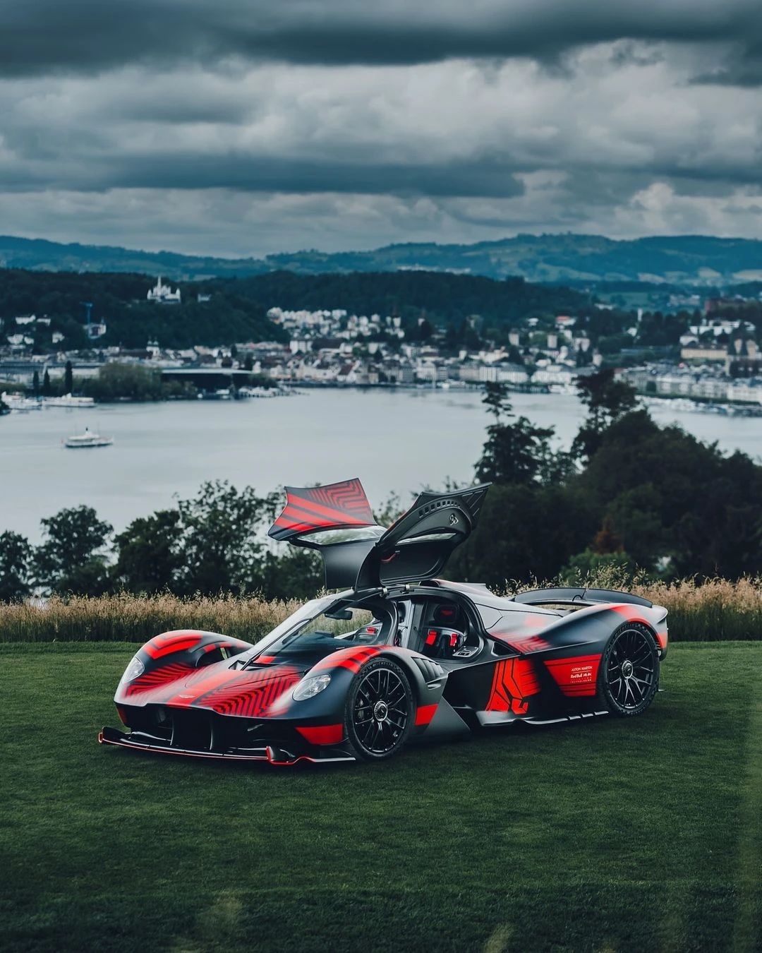 爱游戏体育-雷诺车队力克阿斯顿马丁，诺里斯高光表现